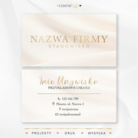 Projekt beżowej satynowej wizytówki ze złotą czcionką