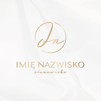 Złocone logo z inicjałami na eleganckim satynowym białym tle
