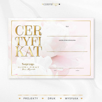 Złocony projekt certyfikatu na delikatnie różowym kwiecistym tle