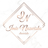 Logo na białym tle litery z żółtego złota czcionka klasyczna w kwadratowej ramce