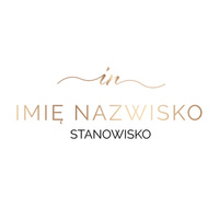 Logo na białym tle z pisanymi inicjałami i klasyczną, złotą czcionką