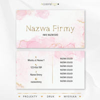 Kobiecy projekt złoconej wizytówki na różowym akwarelowym tle