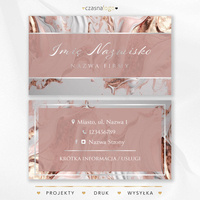 Elegancki projekt wizytówki na różowym marmurowym tle i srebrnymi dodatkami