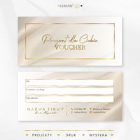Projekt złoconego vouchera podarunkowego na beżowym satynowym tle