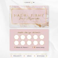 Projekt złoconej karty stałego klienta na różowo białym marmurowym tle