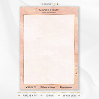 Projekt notesu w kratę na różowym marmurowym tle