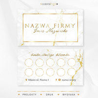 Projekt złoconej karty stałego klienta na białym marmurowym tle