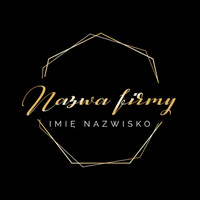 Logo na czarnym tle ze złotą czcionką i heksagonem