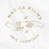 Złote logo w okręgu z dłońmi na satynowym tle