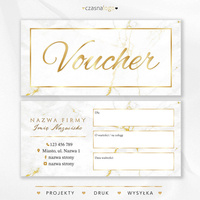 Projekt złoconego vouchera podarunkowego na białym marmurowym tle