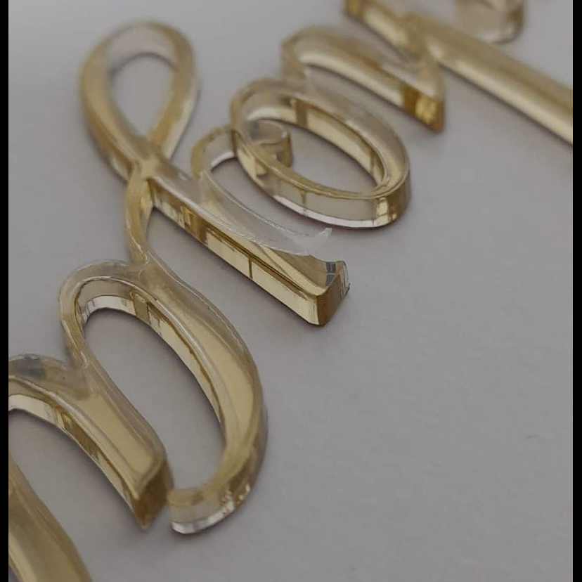 logo plexi dla salonu beauty