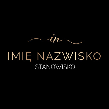 Logo na czarnym tle z pisanymi inicjałami i klasyczną, złotą czcionką