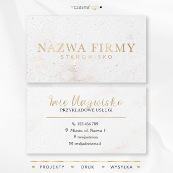 Projekt wizytówki ze złotą czcionką na szarym betonowym tle